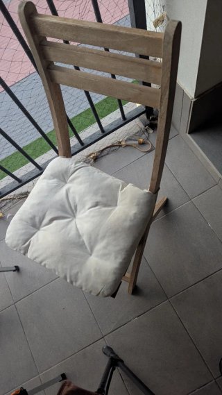Conjunto de mesa y dos sillas de madera