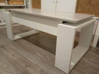 Mesa elevable gris y blanca
