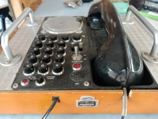 Teléfono antiguo negro y plateado