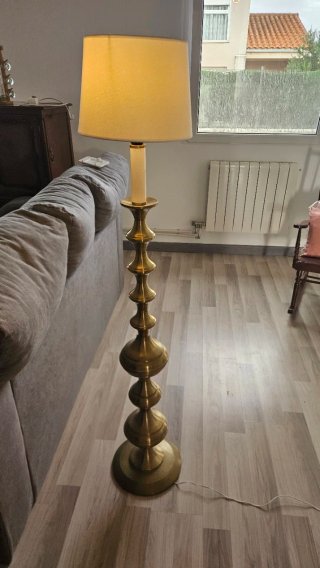 Lámpara de pie metálica dorada