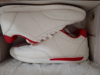 Zapatillas Deportivas Blancas y Rojas