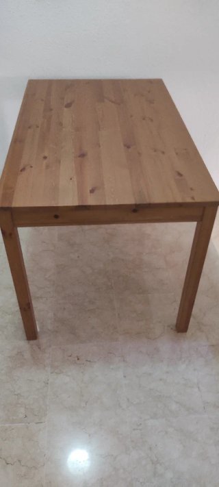 Mesa de madera de pino