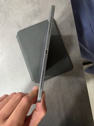 iPad Air 5ª generazione 256GB + custodia con tastiera