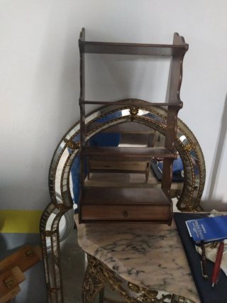 Estantería de madera con cajón