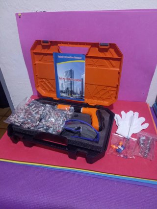 Pistola de clavos por impacto con maletín rígido.