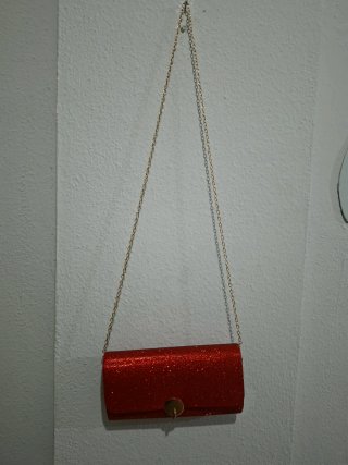 Cartera de mano roja con cadena