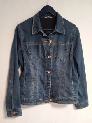 Bonita chaqueta Punto Roma T-44 nueva.