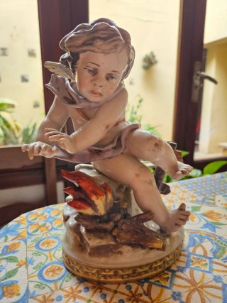 Figura de porcelana ángel con flores Capodimonte