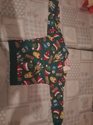 Sudadera navideña sin estrenar de Marvel 11/12