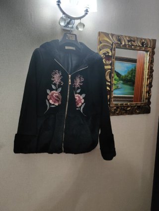Chaquetón negro con bordado floral rosa