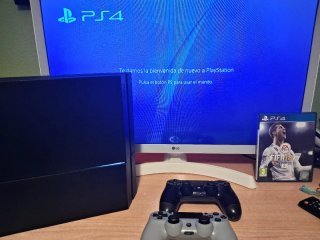 Play Station 4 (500GB) + 2 mandos + FIFA 18