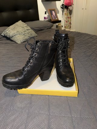 Botines negros con cordones y tacón