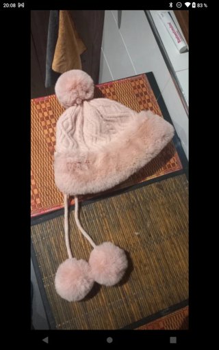 Gorro de lana rosa con pompón