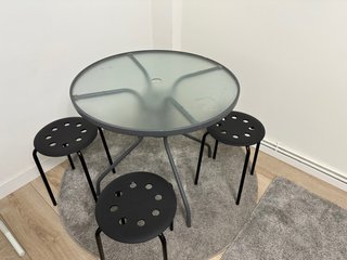 Mesa redonda cristal + 3 taburetes negros