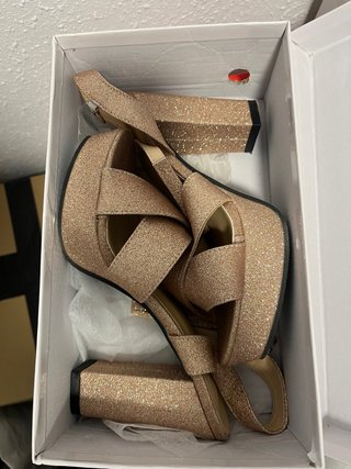 Zapatos de tacón con purpurina rosa dorada