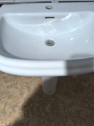 Lavabo de pie blanco.