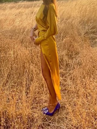 Vestido de fiesta amarillo asimétrico