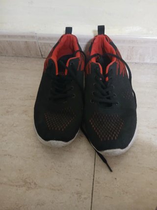 Zapatillas Running Negras y Rojas Talla 42