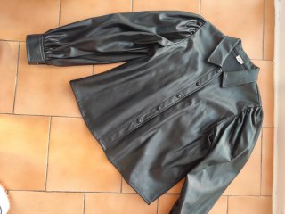 Chaqueta cuero negra manga abullonada