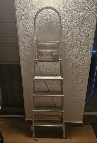 Escalera de aluminio de 4 peldaños