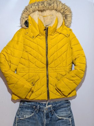 Chaqueta acolchada amarilla con capucha