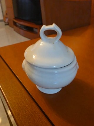 Contenitore in ceramica bianco con coperchio