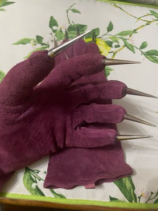 Guantes con garras morados y plateados