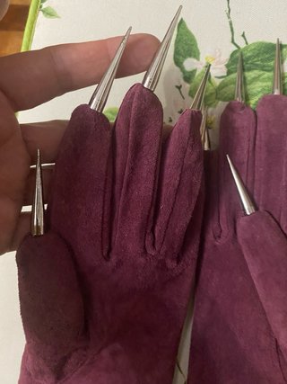 Guantes con garras morados y plateados