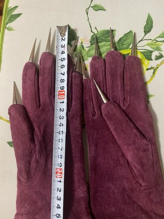 Guantes con garras morados y plateados