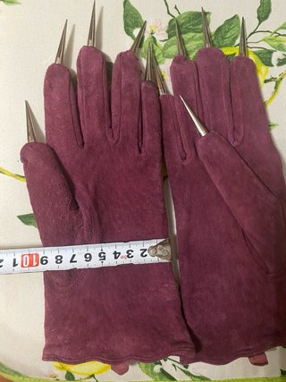 Guantes con garras morados y plateados