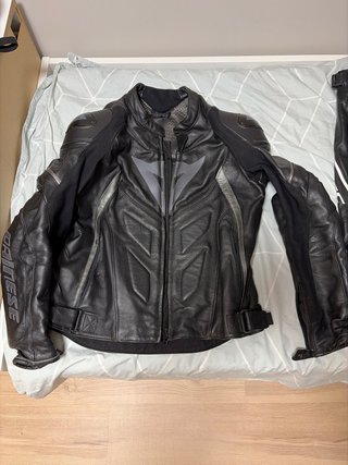 Mono de moto Dainese dos piezas.