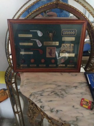 Cuadro de golf con palos y trofeo