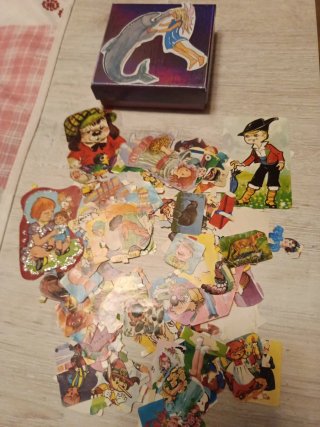 Caja con cromos troquelados infantiles