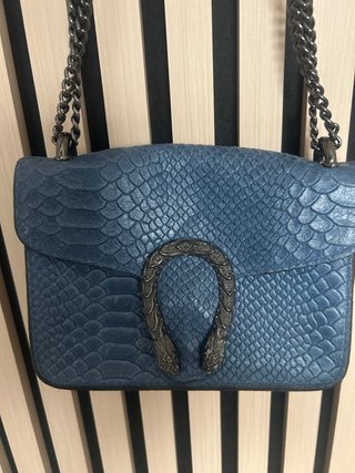Bolso piel azul diseño serpiente