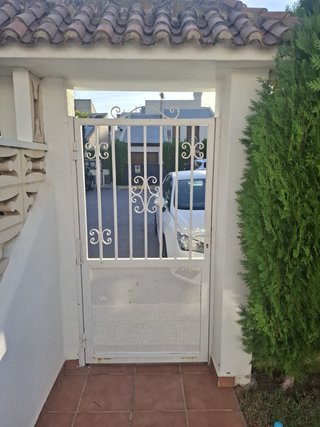 Puerta de jardín de hierro forjado