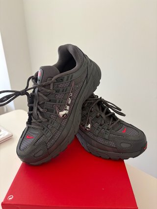 Zapatillas Nike P6000 grises y rojas