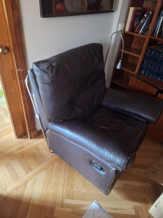 Sofá reclinable de piel marrón