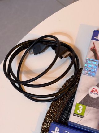 PS4 Slim 500GB + Controller + 5 Giochi