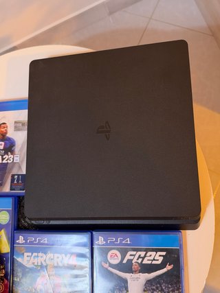 PS4 Slim 500GB + Controller + 5 Giochi