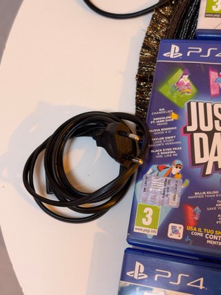 PS4 Slim 500GB + Controller + 5 Giochi