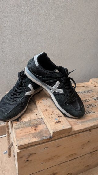 Zapatillas Munich Negras y Plateadas