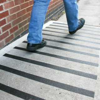 Cinta antideslizante para escaleras y rampas