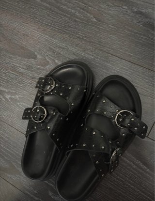 Sandalias negras con tachuelas