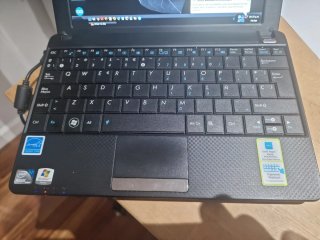 Portátil compacto con procesador Intel Atom