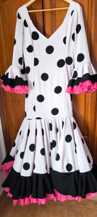 Traje de flamenca blanco con lunares negros