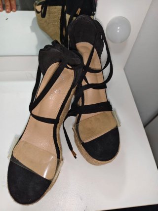 Sandalias de cuña negras con tiras