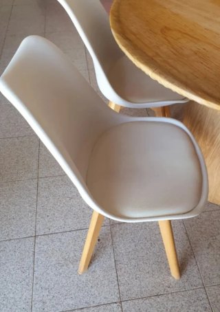 Sillas de plástico y madera