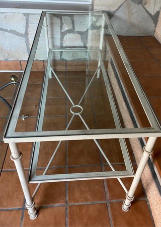 Consola de Cristal y Metal en blanco.