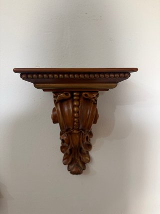 2 Repisas de pared de madera con detalles dorados