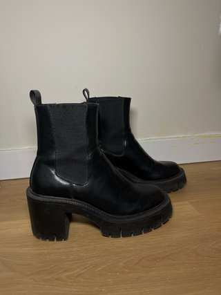 Botines negros suela track Mango